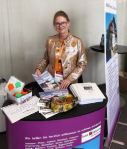 Die Einrichtungsleiterin der Villa Rochsburg an ihrem Informationsstand auf der Messe.