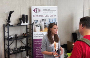 Unsere Beraterin aus dem Bereich Sehhilfen/Low Vision im Gespräch mit interessierten Messebesuchern.