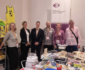 Unser Team vom LHZ Dresden vor dem Start der Messe an unserem Stand mit vielen Alltagshilfsmitteln.