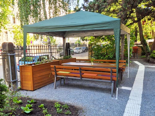 Ein Blick auf unseren Beratungsplatz ein im grünen Beratungsraum mit Pavillon als Sonnenschutz. 