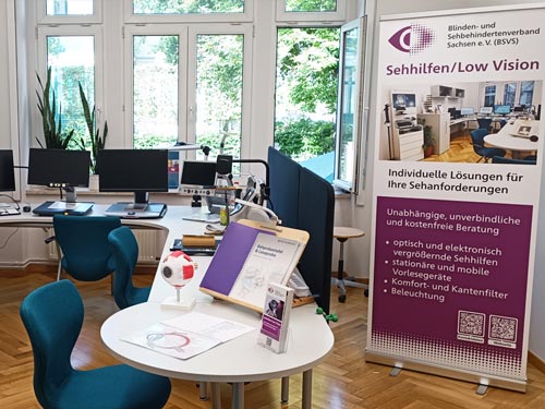 Der Bereich Sehhilfen präsentiert zahlreiche analoge und digitale Sehhilfen und das informative Roll-Up.