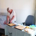 Eine Mitarbeiterin des LHZ schneidet Kuchen und kümmert sich um das leibliche Wohl unserer Gäste